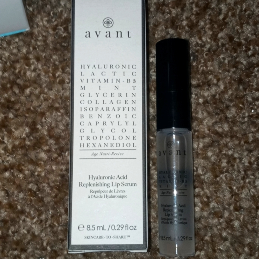 AvANT -Hyaluronic Acid Replenish using lip serum